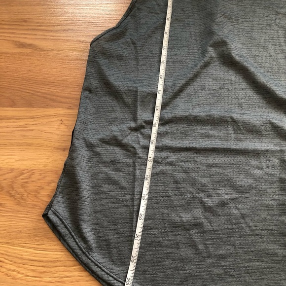 UNDER ARMOUR~ Women’s loose tank - Picture 8 of 9